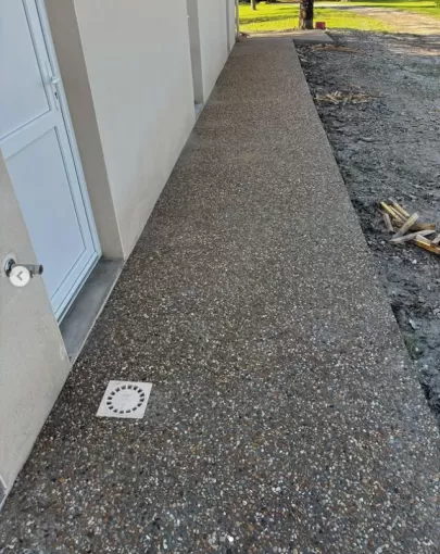 RÉALISATION D'UN BÉTON IMITATION CAILLOUX AUTOUR D'UN STADE DE FOOT À ROYAN, Saintes, S.A.R.L PIAUD Rénovation