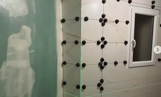 Rénovation des murs avec un effet marbre dans une salle de bain à Rochefort, Saintes, S.A.R.L PIAUD Rénovation