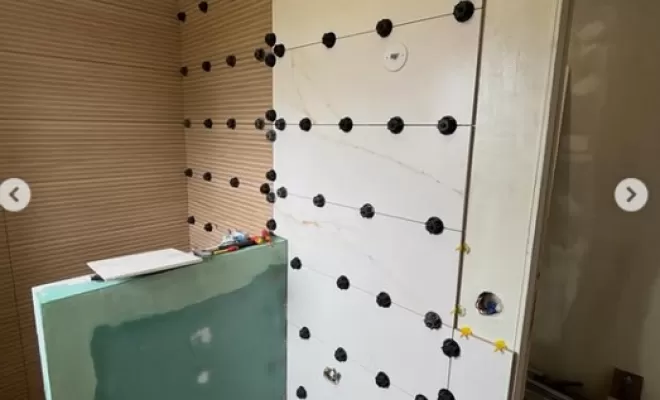 Rénovation des murs avec un effet marbre dans une salle de bain à Rochefort, Saintes, S.A.R.L PIAUD Rénovation